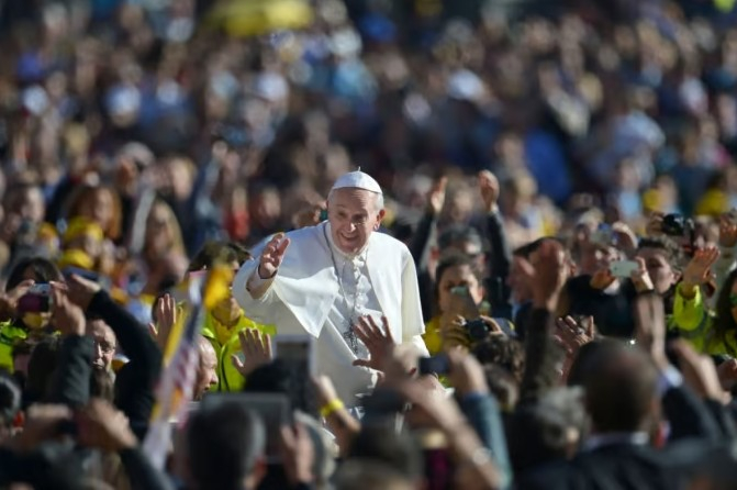 프란치스코 교황이 21일(현지시간) 선종했다. 향년 88세. 사진은 교황이 2013년 11월 6일 바티칸 성 베드로 광장에서 열린 일반 알현에서 신자들에게 인사하는 모습. /AFPBBNews=뉴스1