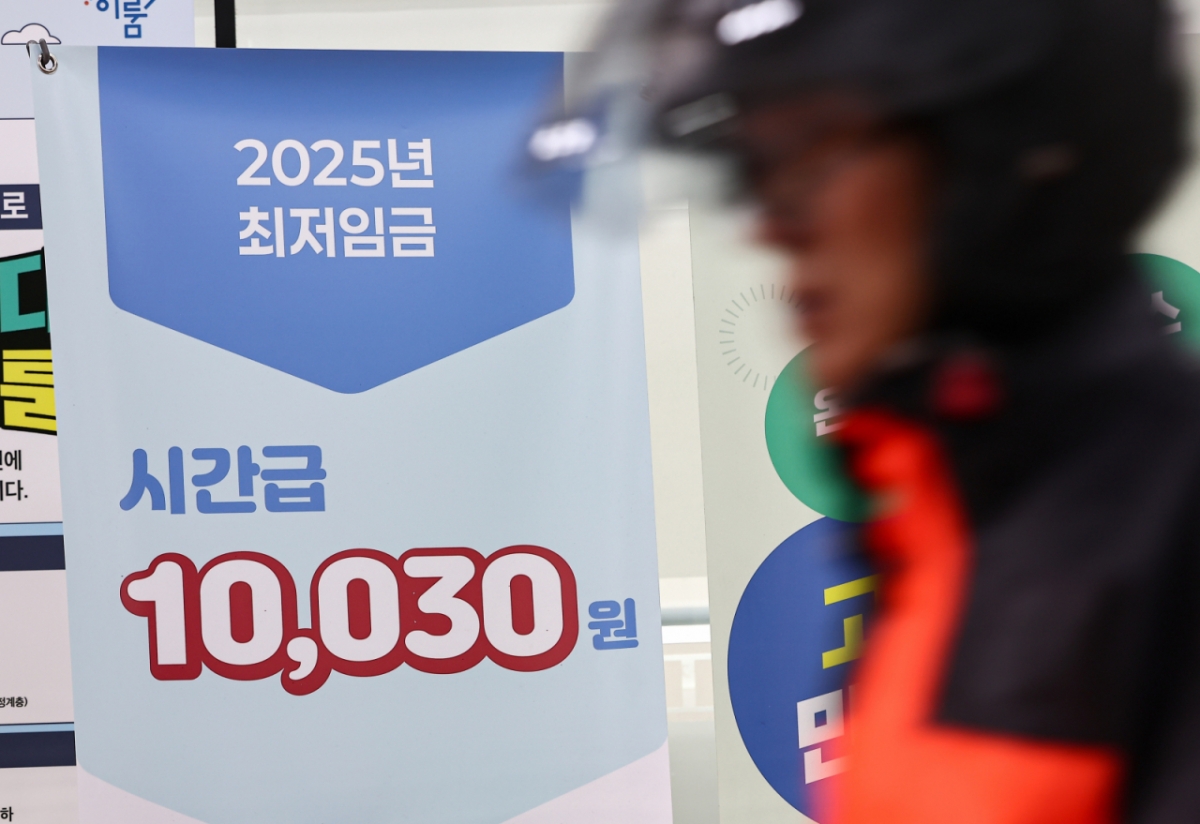 2026년도 최저임금을 결정하기 위한 90일간의 최저임금위원회 심의 절차가 22일 본격적으로 시작된다.  최저임금위원회는 이날 정부세종청사에서 제1차 전원회의를 열고, 최저임금위원장 선출을 시작으로 본격적인 심의 절차에 돌입한다.  사진은 이날 서울 마포구 서부고용복지플러스센터에 놓인 2025년도 최저임금 안내문. /사진=뉴스1