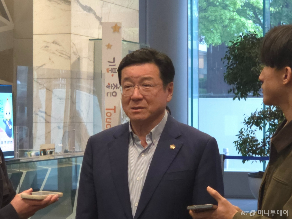 이찬희 삼성 준법감시위원회 위원장이 22일 오후 서울 서초구 삼성생명 사옥에서 열린 준감위 정례회의 전 기자들의 질의에 답변하고 있다./사진=최지은 기자