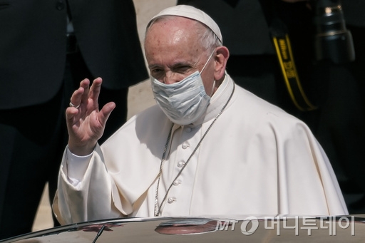 [바티칸시국=AP/뉴시스] 프란치스코 교황이 21일 선종했다고 AP통신이 보도했다. 향년 88세. AP통신에 따르면 교황청은 "프란치스코 교황이 오늘 오전 7시35분께 자택에서 선종했다"고 밝혔다. 사진은 코로나19 확산을 막기 위해 보호용 마스크를 착용한 프란치스코 교황이 지난 2021년 6월 16일 바티칸 산 다마소 안뜰에서 주간 야외 일반 청중을 마치고 퇴장하고 있는 모습. 2025.04.21. 