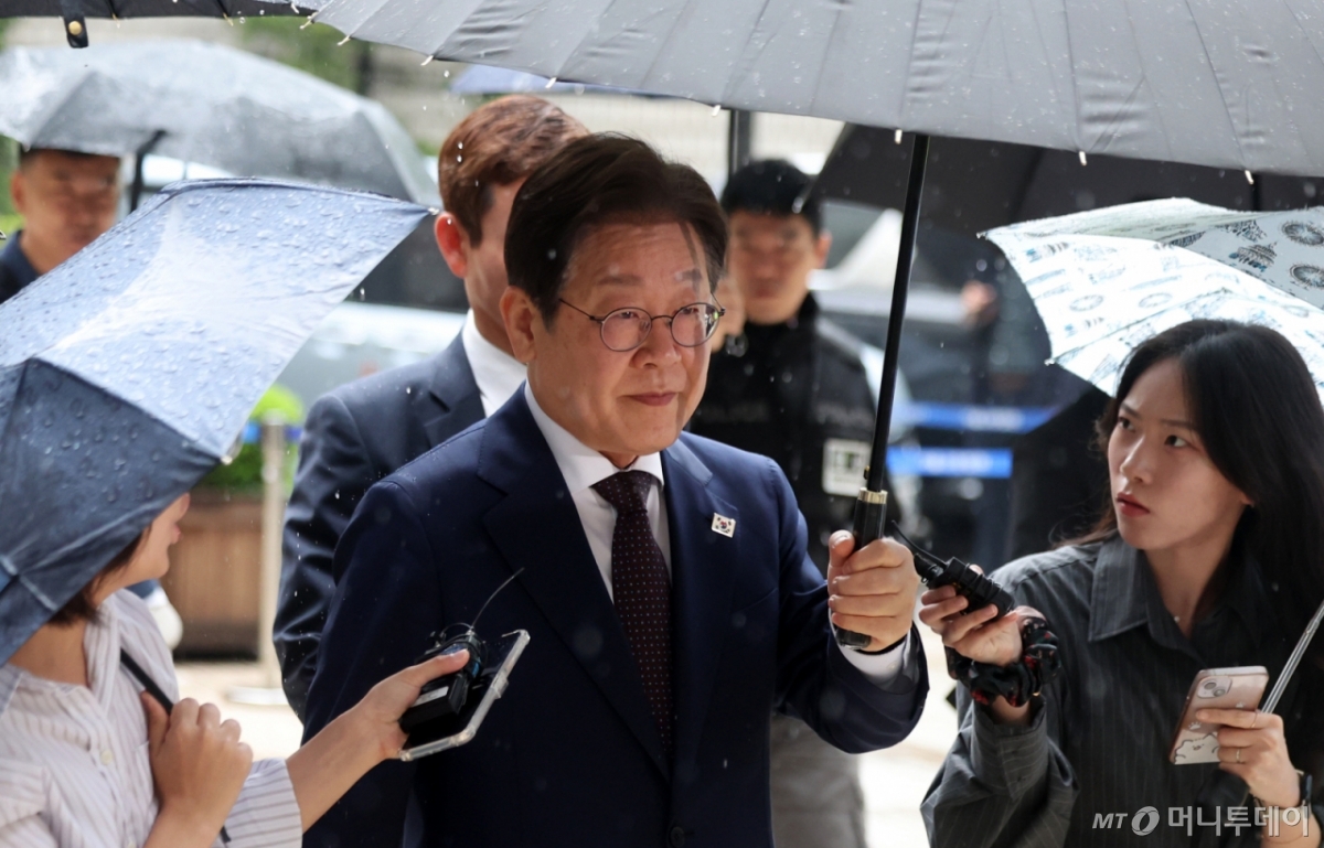 이재명 제21대 대통령 선거 더불어민주당 경선 후보가 22일 서울 서초구 서울 서초구 서울중앙지법에서 열린 대장동 배임 및 성남FC 뇌물 의혹 사건 75차 공판에 출석하고 있다. /사진=뉴시스