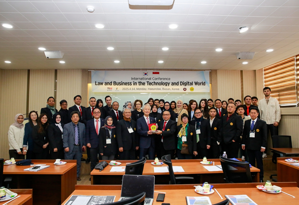 영산대와 인도네시아 법학회, 보로부두르대, 펠리타 라야 교육기관 관계자들이 학술대회 후 기념촬영하고 있다./사진제공=영산대
