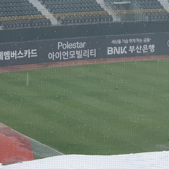 많은 비가 내리는 사직야구장. 워닝 트랙에 많은 빗물이 고여있다. /사진=김동윤 기자