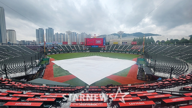 비 내리는 사직야구장. /사진=김진경 대기자