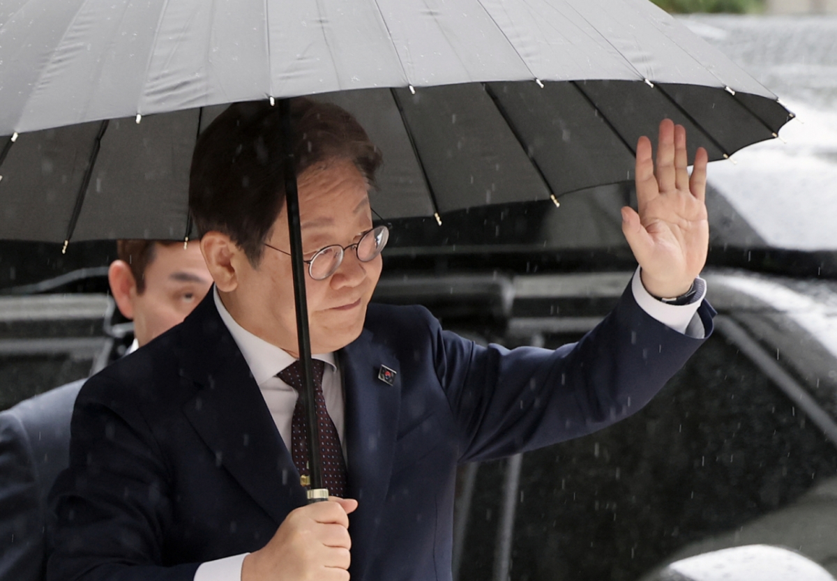 대권 도전에 나선 이재명 더불어민주당 전 대표가 22일 오전 서울 서초구 서울중앙지방법원에서 열린 '대장동 배임 및 성남FC 뇌물' 1심 속행 공판에 출석하며 지지자들에게 손인사를 하고 있다. /사진=뉴스1