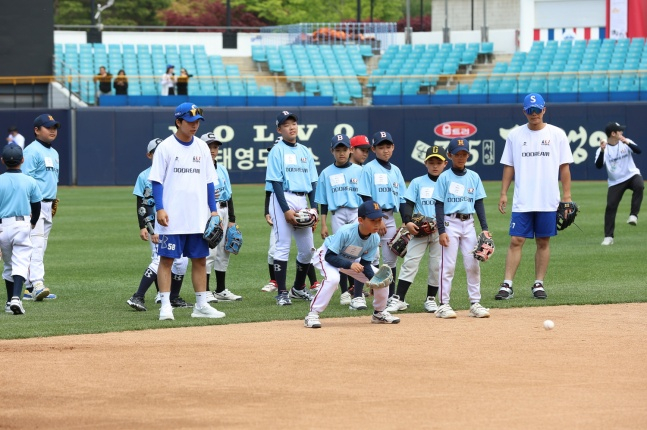 삼성 선수들이 유소년 선수들과 이야기를 나누고 있다. /사진=한국프로야구선수협회 제공