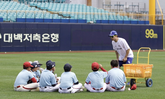 삼성 선수가 유소년 선수와 이야기를 나누고 있다. /사진=한국프로야구선수협회 제공