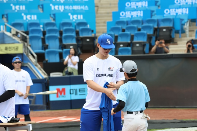삼성 구자욱이 유소년 선수와 이야기를 나누고 있다. /사진=한국프로야구선수협회 제공