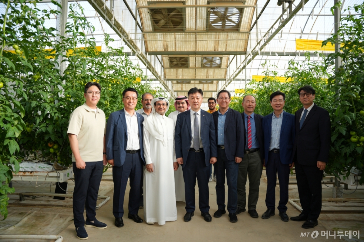 박범수 차관이 아이오크롭스의 농장 인력관리 솔루션을 시범 도입 중인 사우디 현지 온실을 찾아 국내 스마트팜 수출기업 관계자들을 격려했다. /사진=농식품부
