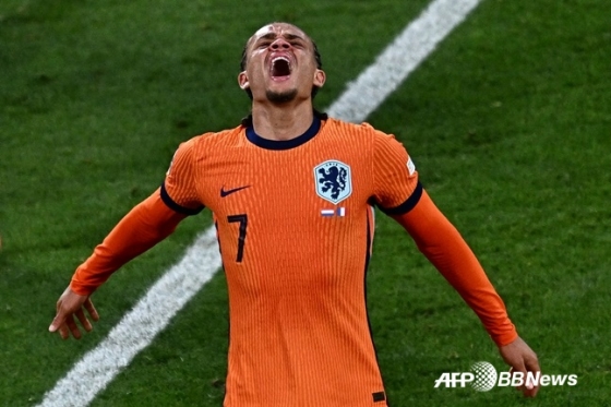 아쉬워하는 사비 시몬스. /AFPBBNews=뉴스1