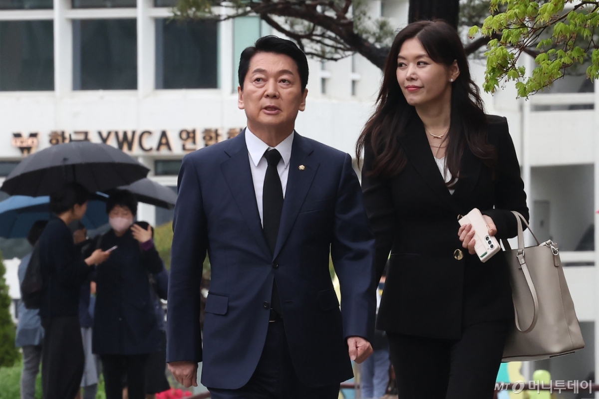 안철수 국민의힘 대선 경선 후보가 22일 오후 서울 중구 명동성당에 마련된 프란치스코 교황 분향소를 찾고 있다. 2025.4.22/뉴스1 Copyright © 뉴스1. All rights reserved. 무단 전재 및 재배포, AI학습 이용 금지. /사진=(서울=뉴스1) 장수영 기자