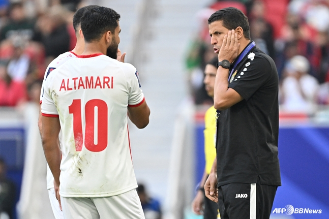 요르단 감독 시절 당시 후세인 아무타가 요르단 선수들과 대화를 하고 있다. /AFPBBNews=뉴스1