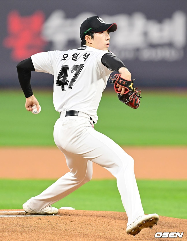 KT 오원석이 22일 SSG전에서 역투를 펼치고 있다.
