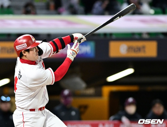 부상으로 빠져 있는 SSG 최정.