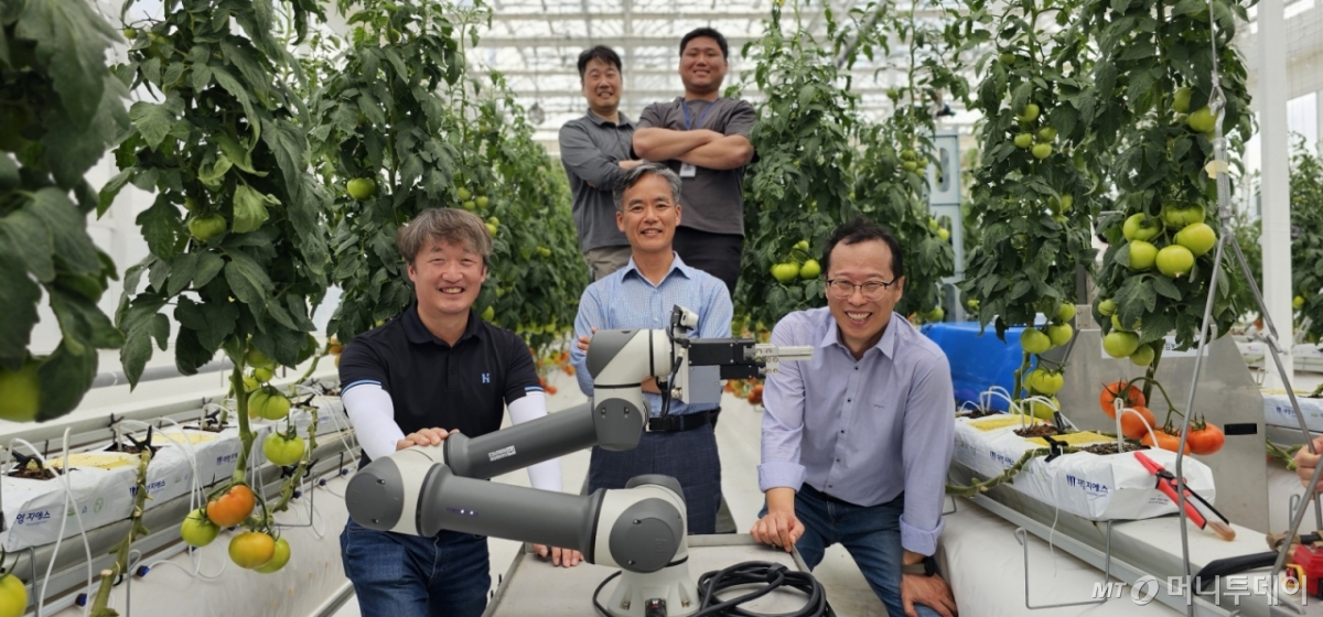 농진청이 농작업에 투입되는 다양한 로봇들의 협업을 위한 통합 관리기술을 개발하는 등 농업로봇 연구개발(R&D)에 박차를 가하고 있다. 농업로봇 연구를 담당하고 있는 국립농업과학원 이충근 농업로봇과장(사진 앞줄 가운데), 홍영기 농업연구관(앞줄 오른쪽), 김국환 농업연구관(앞줄 왼쪽) 등 직원들과 함께 활짝 웃고 있다. /사진=정혁수