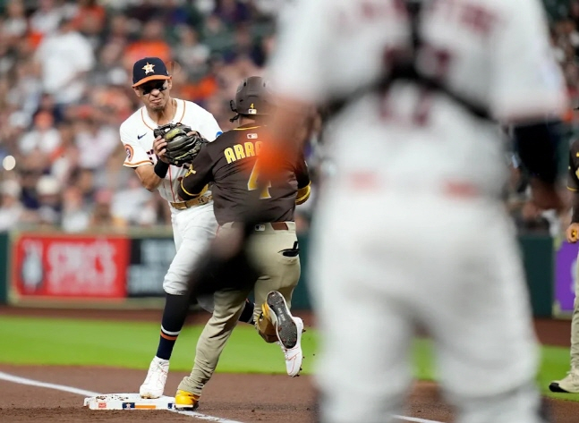 아라에즈(가운데)가 듀본과 충돌하고 있다. /사진=AP 홈페이지 캡처