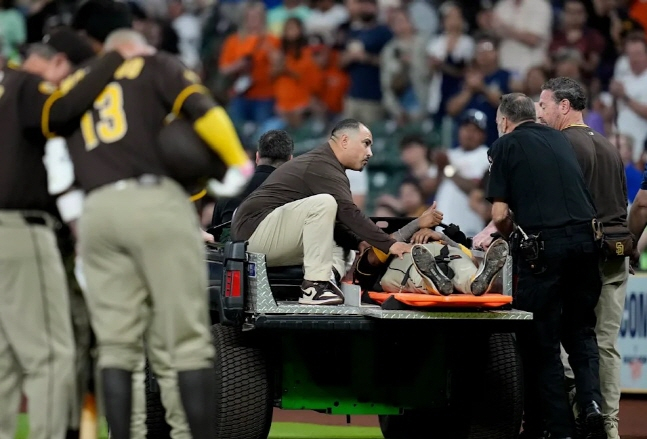 카트에 실려 나가는 아라에즈(가운데)가 엄지를 들어올리며 관중들을 안심시키고 있다. /사진=AP 홈페이지 캡처