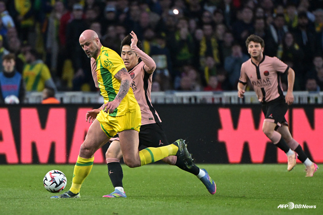 수비에 집중하는 이강인(가운데). /AFPBBNews=뉴스1