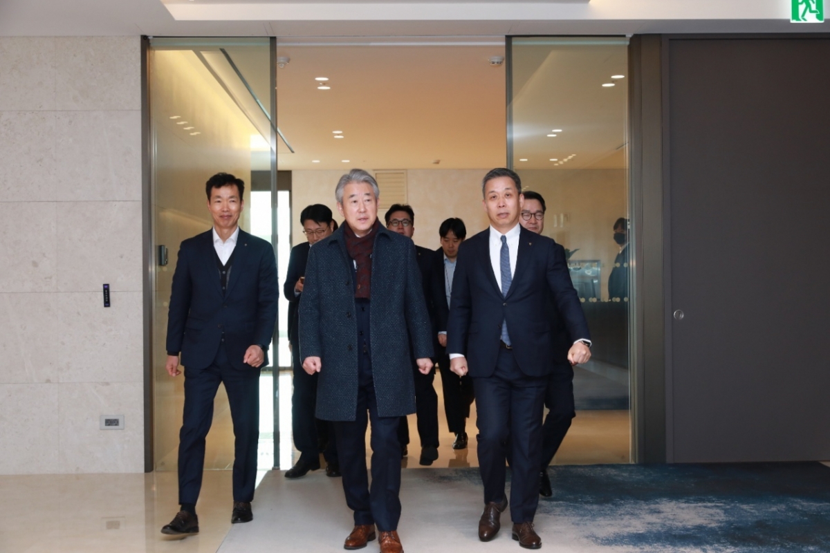 (서울=뉴스1) = 강호동 농협중앙회 회장이 3일 새해 첫 계열사 현장경영으로 NH투자증권을 방문, 계열사 사업계획을 점검하고 있다. (농협중앙회 제공) 2025.2.4/뉴스1 Copyright © 뉴스1. All rights reserved. 무단 전재 및 재배포, AI학습 이용 금지. /사진=(서울=뉴스1)