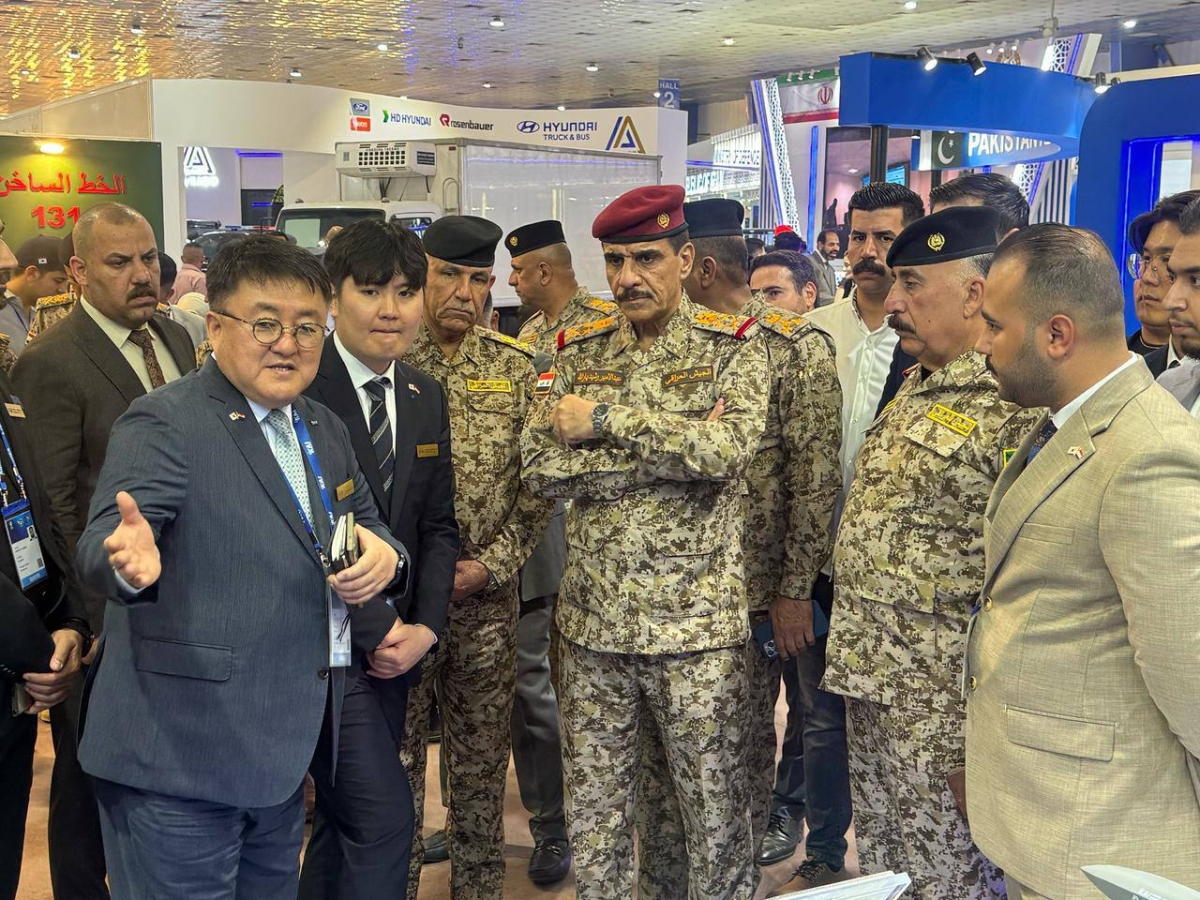 KAI 부스를 찾은 이라크 합동참모총장 /사진제공=KAI