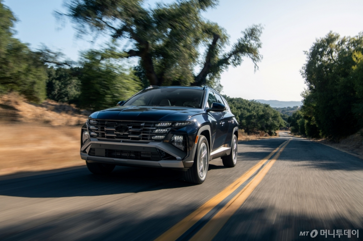 (서울=뉴스1) = 현대자동차는 미국 시사주간지 ‘US 뉴스 앤드 월드 리포트’가 지난 16일(현지시간) 발표한 ‘2025 최고의 하이브리드 및 전기차 어워즈’에서 아이오닉 5·아이오닉 6·투싼 하이브리드 등 3개 차종이 수상의 영예를 안았다고 18일 밝혔다. 사진은 투싼 하이브리드. (현대차 제공. 재판매 및 DB 금지) 2025.4.18/뉴스1 Copyright © 뉴스1. All rights reserved. 무단 전재 및 재배포, AI학습 이용 금지. /사진=(서울=뉴스1)