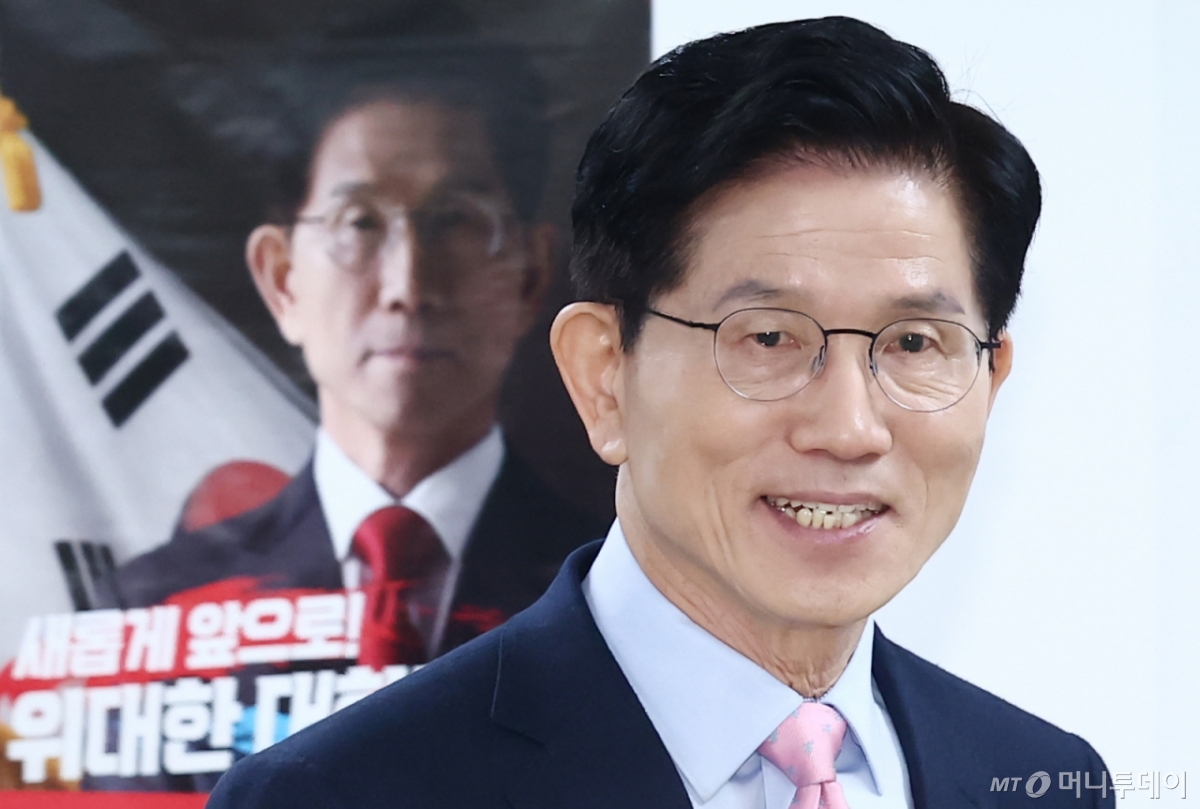 김문수 국민의힘 대선 경선 후보가 지난 22일 오전 서울 여의도 선거사무소에서 청년을 위한 3대 부동산 공약 발표를 하기 위해 입장하고 있다./사진=뉴스1