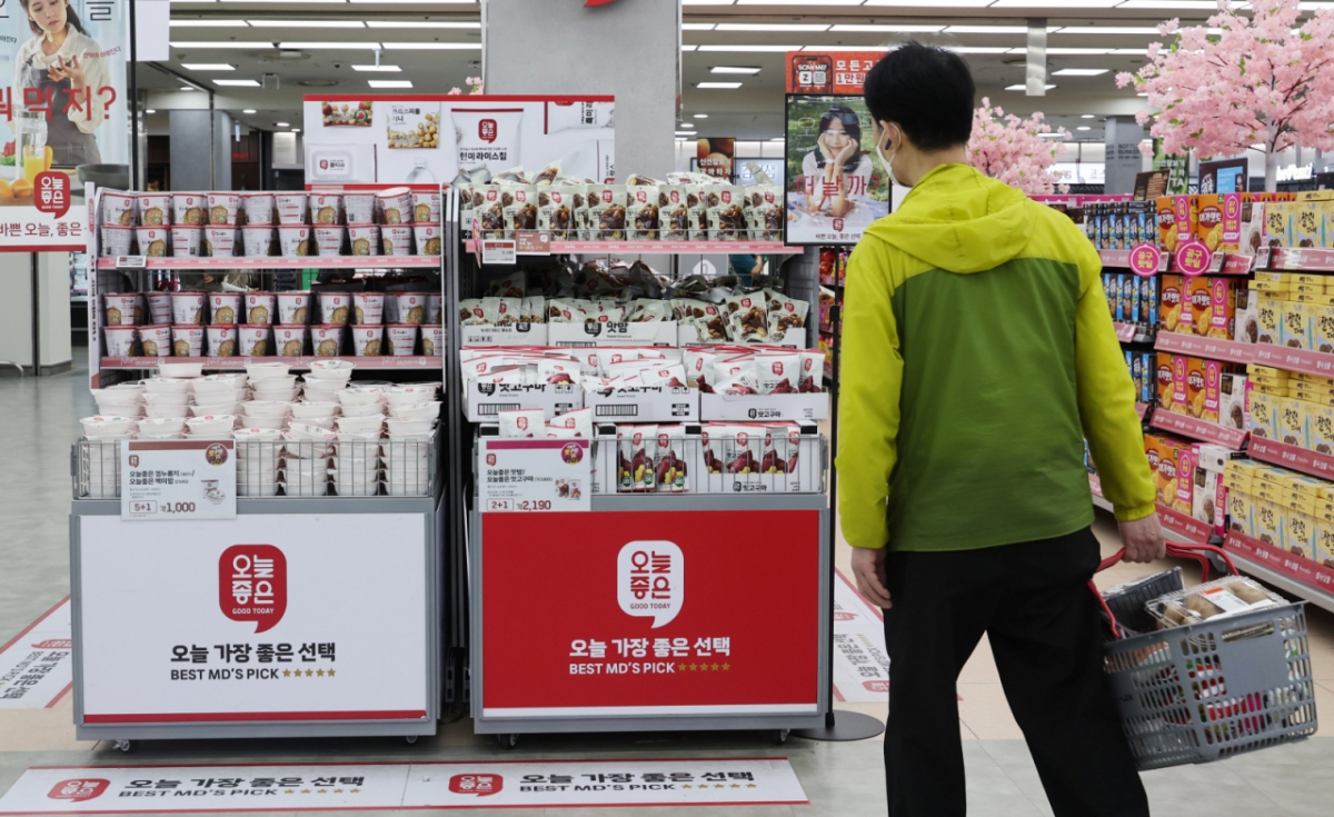 (서울=뉴스1) 박지혜 기자 = 17일 서울 롯데마트 서울역점에 제조사 브랜드(NB)보다 저렴한 자체 브랜드(PB) 상품이 진열돼 있다. 2025.4.17/뉴스1 Copyright © 뉴스1. All rights reserved. 무단 전재 및 재배포, AI학습 이용 금지. /사진=(서울=뉴스1) 박지혜 기자