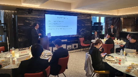 안순태 대한남성건강갱년기학회 간행이사(고대구로병원 비뇨의학과 교수)가 23일 열린 기자간담회에서 테스토스테론 치료에 대한 근거를 소개하고 있다./사진=박정렬 기자