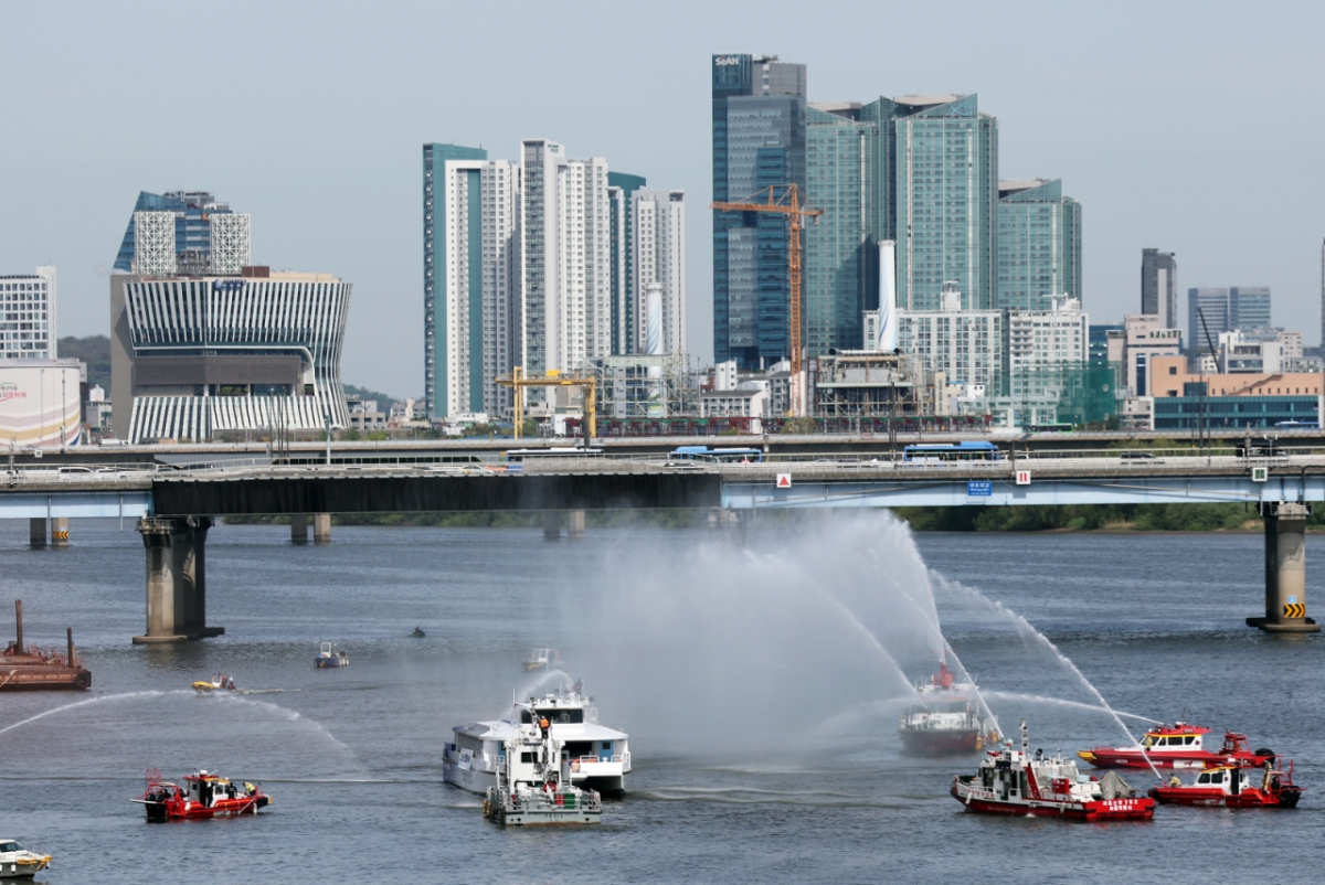  23일 오전 서울 여의도 마포대교 인근 수상에서 한강버스 화재 사고 발생 상황을 가정한 '한강버스 수난사고 대비 민관합동 현장 대응 훈련'이 실시되고 있다. 119수난구조대, 한강경찰대, 영등포소방서, 유람선·한강버스 운영 업체 등이 참여했다. /사진=뉴스1