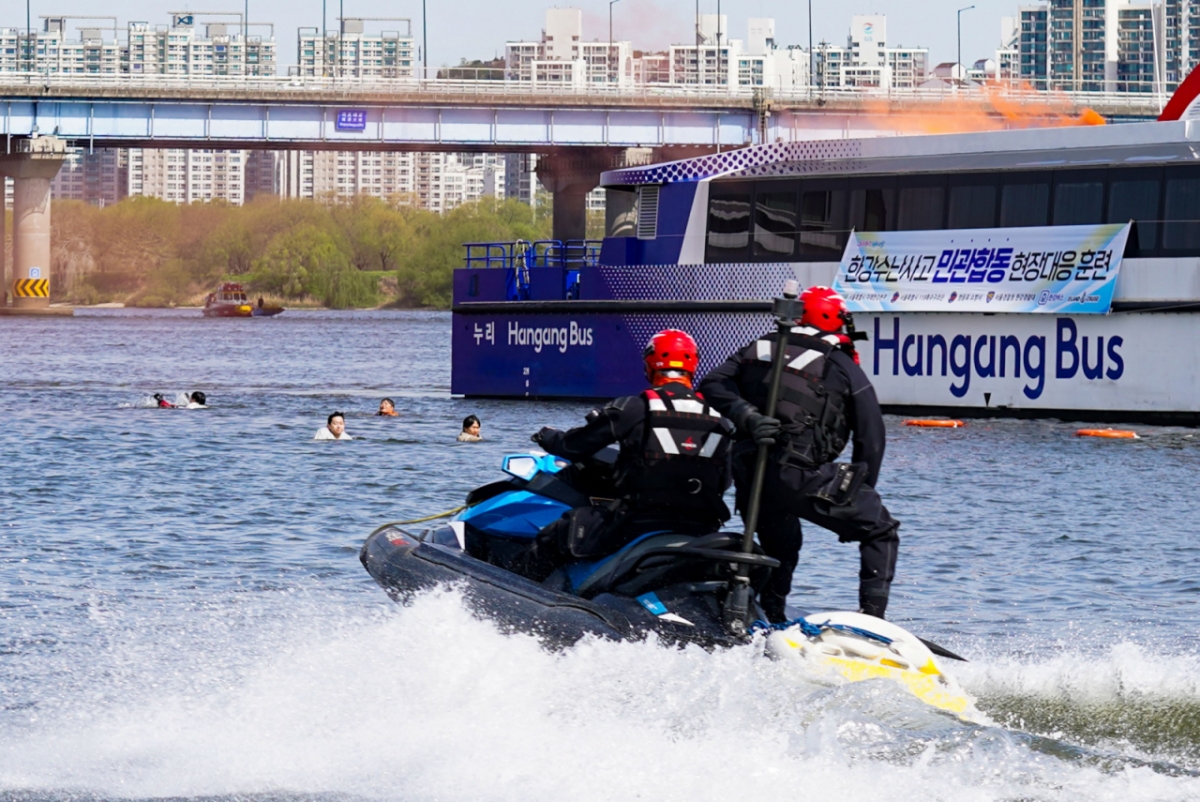 23일 오전 서울 영등포구 마포대교 인근에서 열린 한강버스 수난사고 대비 민관합동 현장 대응훈련에서 소방 구조대가 승객을 구조하고 있다. /사진=뉴시스