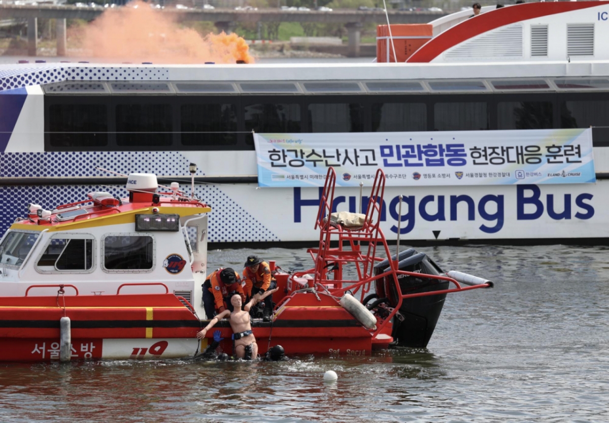  23일 오전 서울 영등포구 마포대교 인근에서 열린 한강버스 수난사고 대비 민관합동 현장 대응훈련에서 소방 구조대가 물에 빠진 승객을 구조하고 있다. /사진=뉴시스