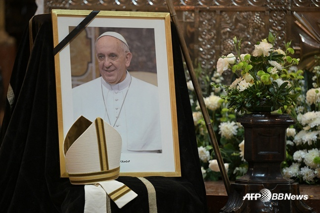 22일(현지시간) 아르헨티나 부에노스 아이레스 대성당에 놓인 프란치스코 교황의 영정 사진.  /AFPBBNews=뉴스1