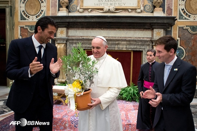 프란치스코 교황(가운데)이 2013년 8월 아르헨티나-이탈리아의 친선 축구 경기를 하루 앞두고 바티칸에서 잔루이지 부폰(왼쪽·이탈리아)과 리오넬 메시(아르헨티나)를 만나고 있다.  /AFPBBNews=뉴스1