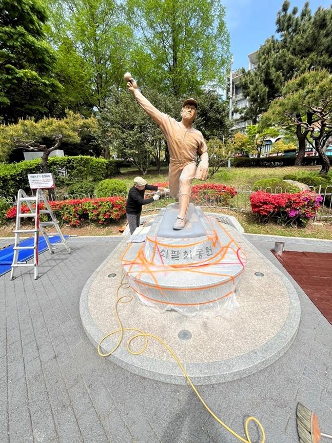 부산 사직야구장 앞 최동원 동상. /사진=최동원기념사업회 제공