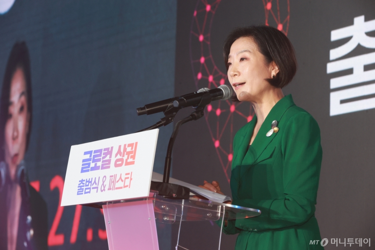 오영주 중소벤처기업부 장관이 2024년 7월24일 전북 전주 남부시장 내 문화공판장 작당에서 열린 ‘글로컬 상권 출범식&페스타’에서 인사말을 하고 있다./사진=뉴스1.