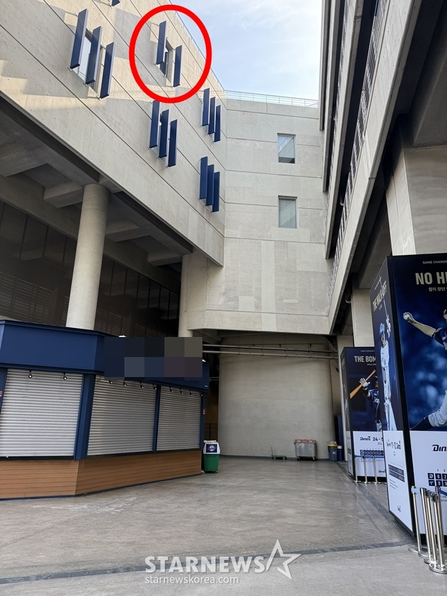 지난 3월 29일 오후 창원NC파크에서 철제 구조물이 추락해 사망자가 나왔다. 사진은 4월 1일 사고 현장 모습. 위 가운데 창문(빨간 원) 외벽에 설치된 루버 3개 중 한 개가 떨어져 사라진 상태다. /사진=양정웅 기자