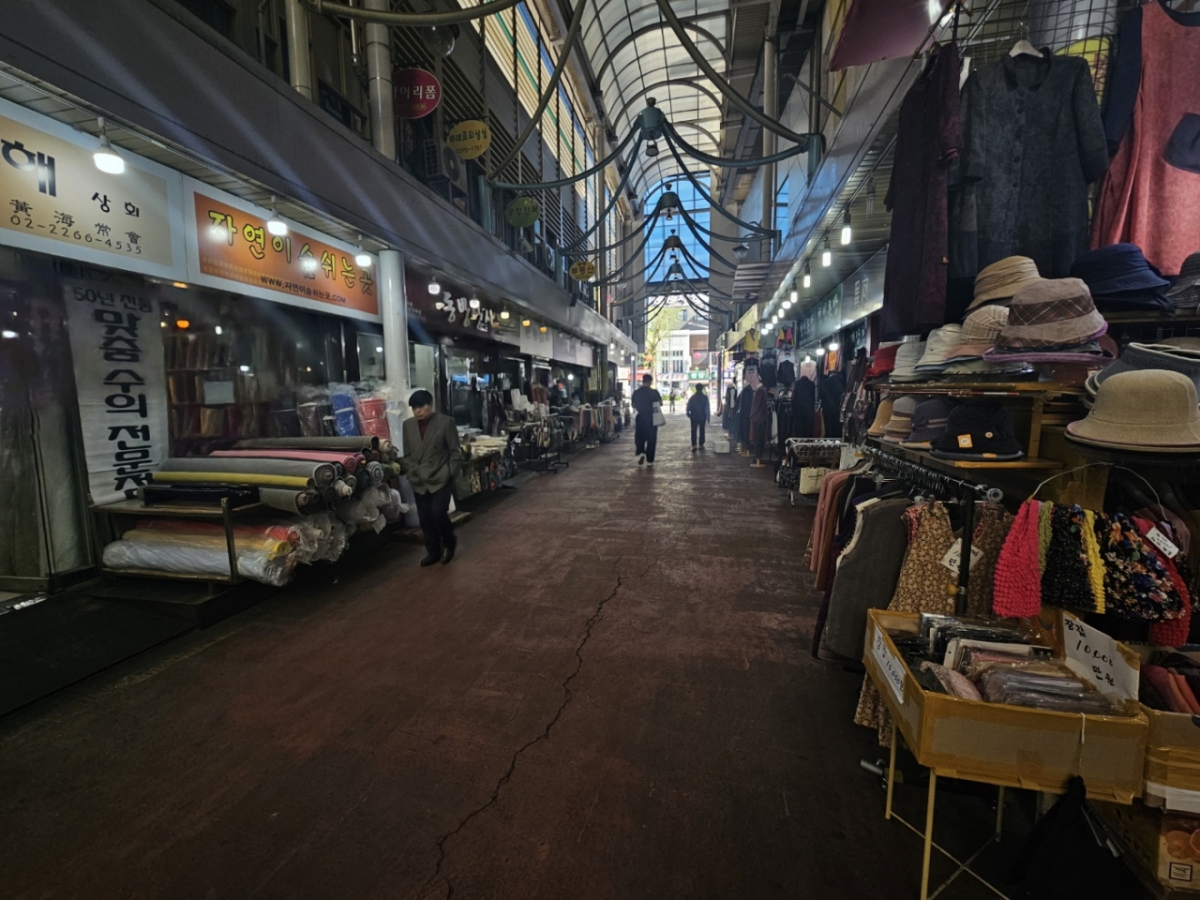23일 오전 서울 종로구 광장시장에 있는 의류 매정 거리엔 손님들의 발길이 뜸하다./사진=박상혁 기자.