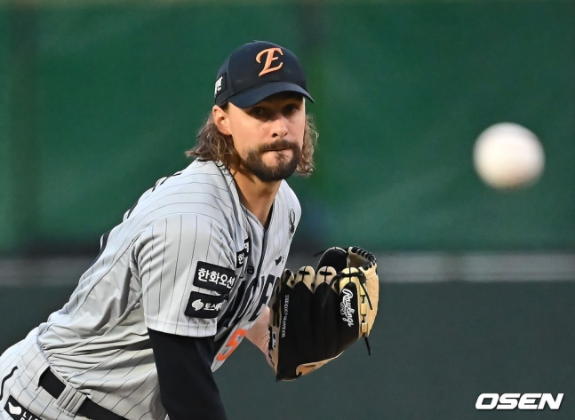 한화 와이스가 23일 부산 롯데전에서 역투하고 있다.