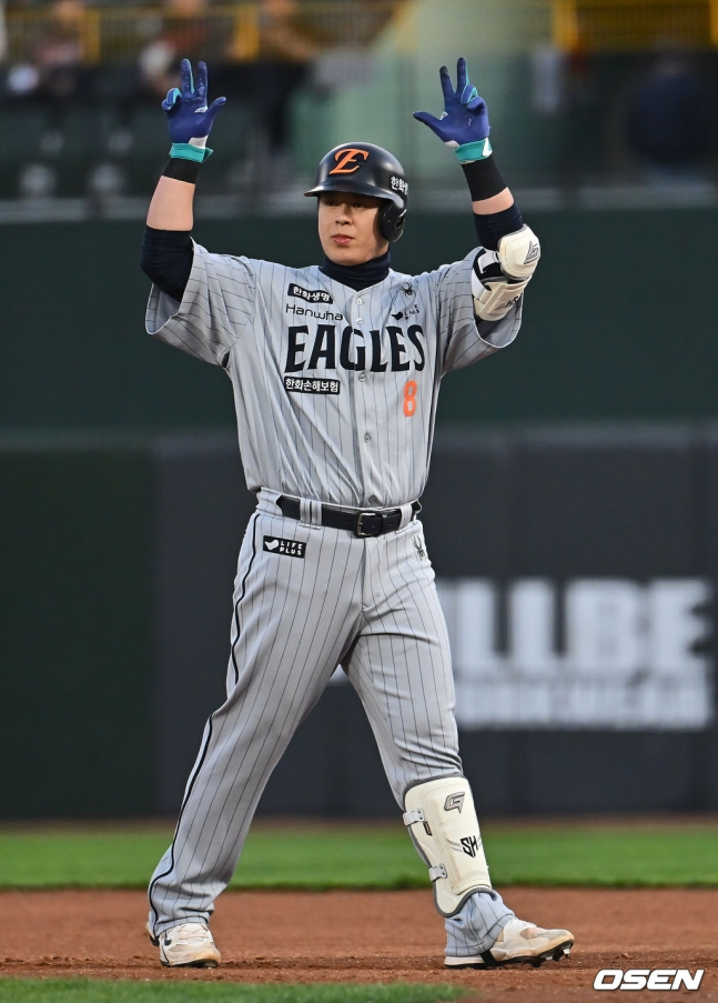 한화 노시환이 23일 부산 롯데전 1회초 1사 1, 2루에서 좌전 1타점 적시타를 치고 세리머니를 하고 있다.