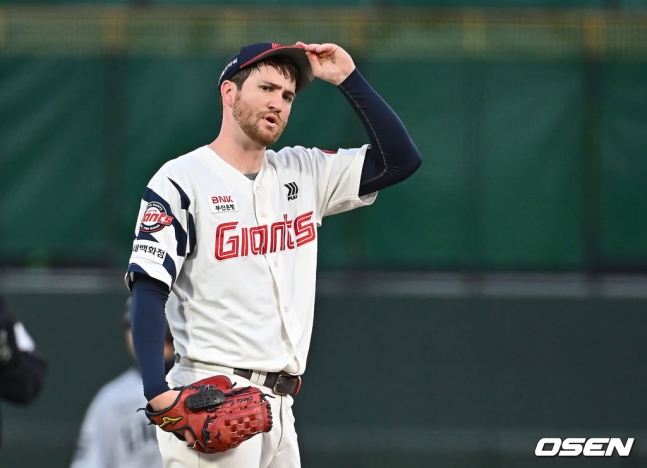 롯데 반즈가 23일 부산 한화전에서 아쉬워하고 있다.