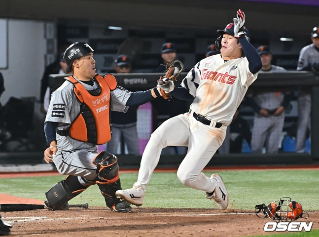 롯데 나승엽이 23일 부산 한화전 7회말 2사 2, 3루 상황에 홈에서 아웃되고 있다.