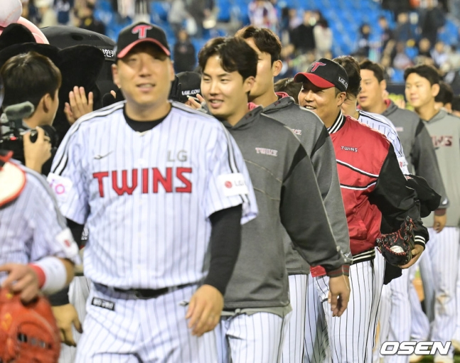 경기를 마치고 하이파이브를 하고 있는 LG 선수들.