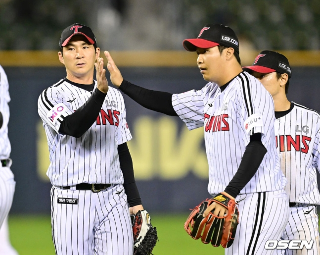 오지환(왼쪽)과 문보경이 하이파이브를 하고 있다.