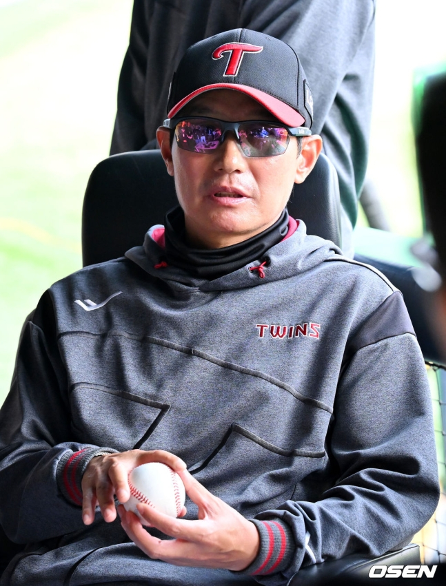 염경엽 감독이 기자들과 만나 브리핑을 하고 있다.