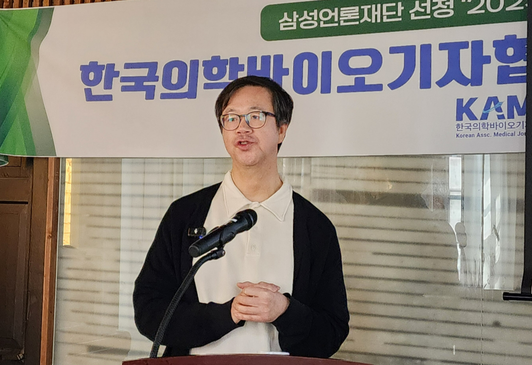  이해국 의정부성모병원 정신건강의학과 교수는 23일 한국의학바이오기자협회가 서울 중구 정동1928아트센터에서 개최한 미디어아카데미에서 노인의 유튜브 중독은 세계 1위를 달리는 한국 노인의 자살률과 관련 깊다고 추정했다. /사진=정심교 기자