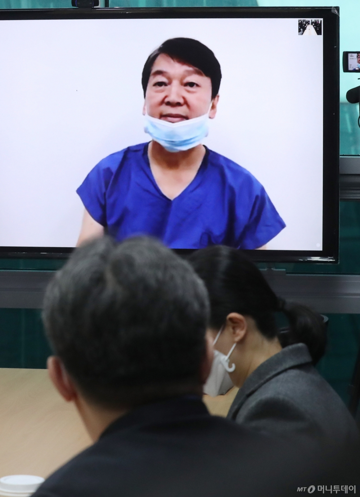 대구 현지 의료봉사활동 중인 국민의당 안철수 대표가 지난 2020년 당시 서울 여의도 국회 의원회관에서 열린 제2차 최고위원회의에서 화상을 통해 당무에 참여하고 있다.