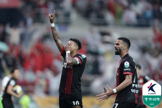린가드가 12일 서울월드컵경기장에서 열린 FC서울 대 대전 하나시티즌의'하나은행 K리그1 2025' 8라운드에서 동점골을 넣고 골 세리머니를 하고 있다. /사진=한국프로축구연맹 제공