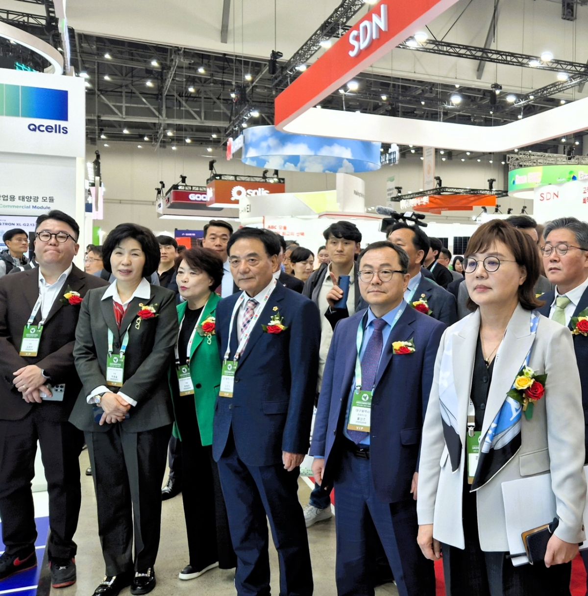 양금희 경북도 경제부지사(오른쪽)가 국제그린에너지 엑스포 개막식 이후 전시장 방문하고 있다./사진제공=경북도