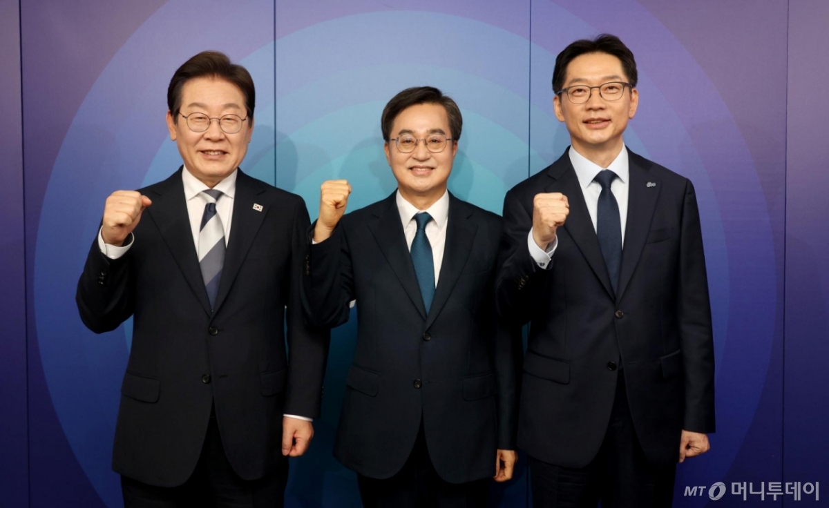 [서울=뉴시스] 국회사진기자단 = 이재명(왼쪽부터), 김동연, 김경수 제21대 대통령 선거 더불어민주당 경선 후보가 23일 서울 여의도 오마이TV 스튜디오에서 열린 오마이TV 초청 토론회 시작에 앞서 기념촬영을 하고 있다. 2025.04.23. photo@newsis.com /사진=