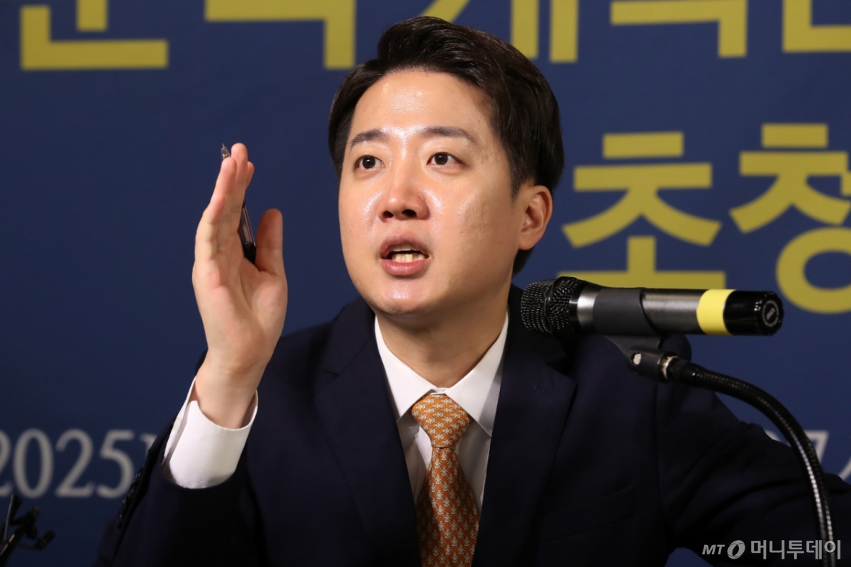 (대구=뉴스1) 공정식 기자 = 이준석 개혁신당 대선 예비후보가 17일 오전 대구 남구 이천동 대구아트파크에서 열린 아시아포럼21 초청토론회에 참석해 질문에 답하고 있다. 2025.4.17/뉴스1  Copyright © 뉴스1. All rights reserved. 무단 전재 및 재배포,  AI학습 이용 금지. /사진=(대구=뉴스1) 공정식 기자